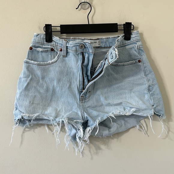 Abercrombie & Fitch The Mom Short High Rise Curve Love Light Wash Denim Shorts - Picture 4 of 8